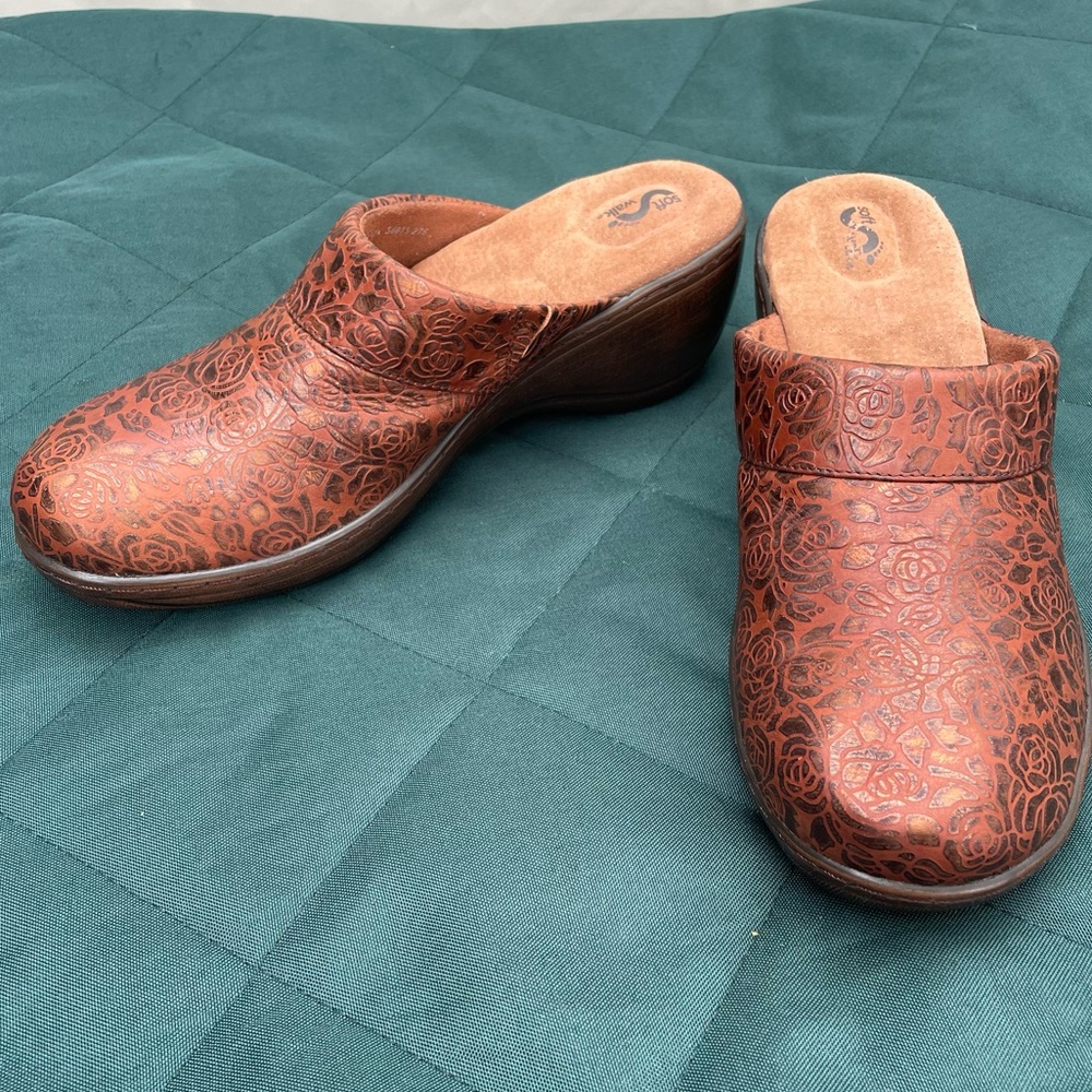SoftWalk brown leather floral design clogs size 10